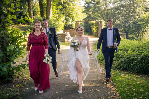 Brautpaar mit Trauzeuginnen beim Spaziergang im Parkhotel Velbert – Hochzeitsfotograf NRW