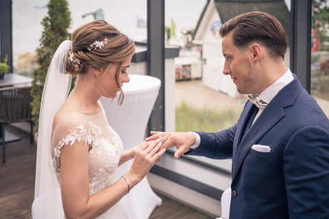 Ringtausch bei der freien Trauung im Bayside Hotel Scharbeutz