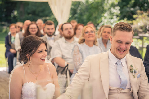 Lächelndes Brautpaar während der Trauung im Pavillon Haus Neersdonk – Hochzeit NRW