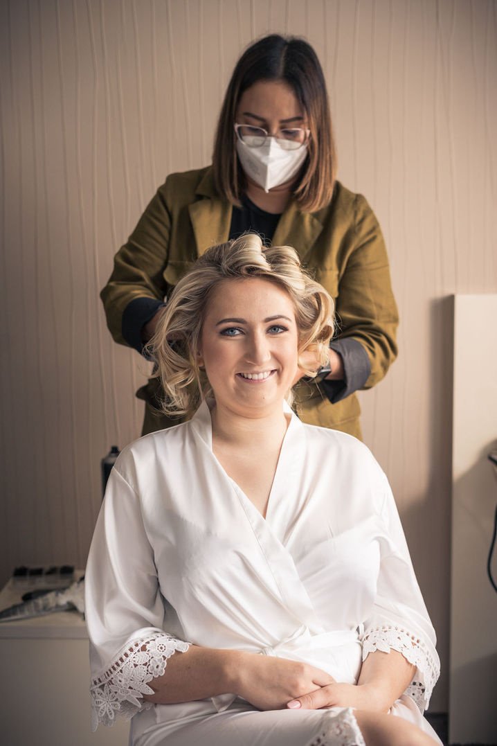 Detailaufnahme Brautfrisur beim Getting Ready – Parkhotel Velbert – Hochzeitsfotograf NRW