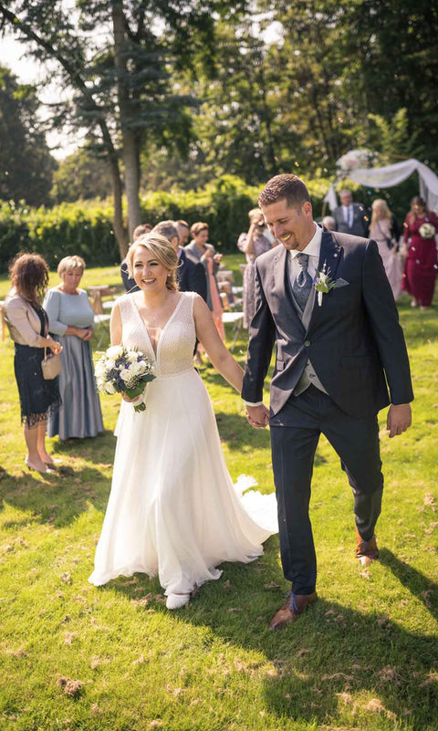 Auszug von Alina & Felix nach der Trauung – Parkhotel Velbert – Hochzeitsfotograf NRW