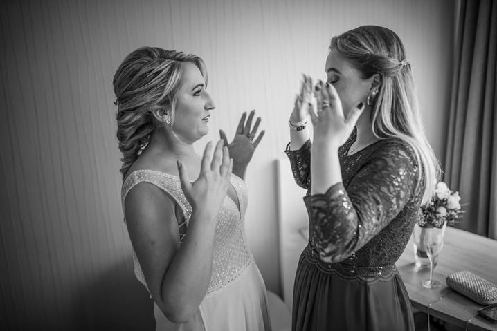 Braut Alina umarmt Freundin mit Tränen in den Augen – Hochzeit Parkhotel Velbert – Hochzeitsfotograf NRW