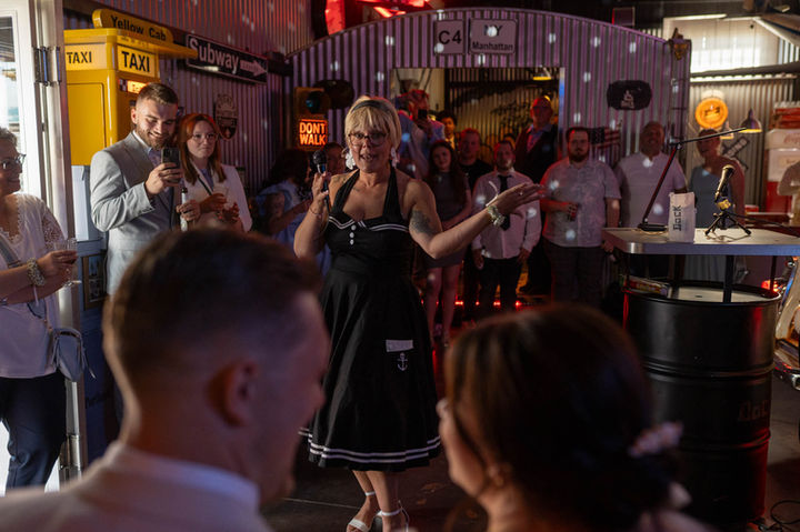 Sängerin eröffnet Showeinlage bei der Hochzeit von Nikola & Maverick im Dock Willich – Hochzeitsfotograf NRW