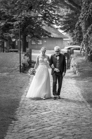 Brautveter bringt Braut zur Kirche Hochzeitsfotograf Frank Getzke Metmann