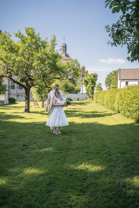 Nikola & Maverick Paarshooting auf der Wiese im Haus Neersdonk – Hochzeit NRW