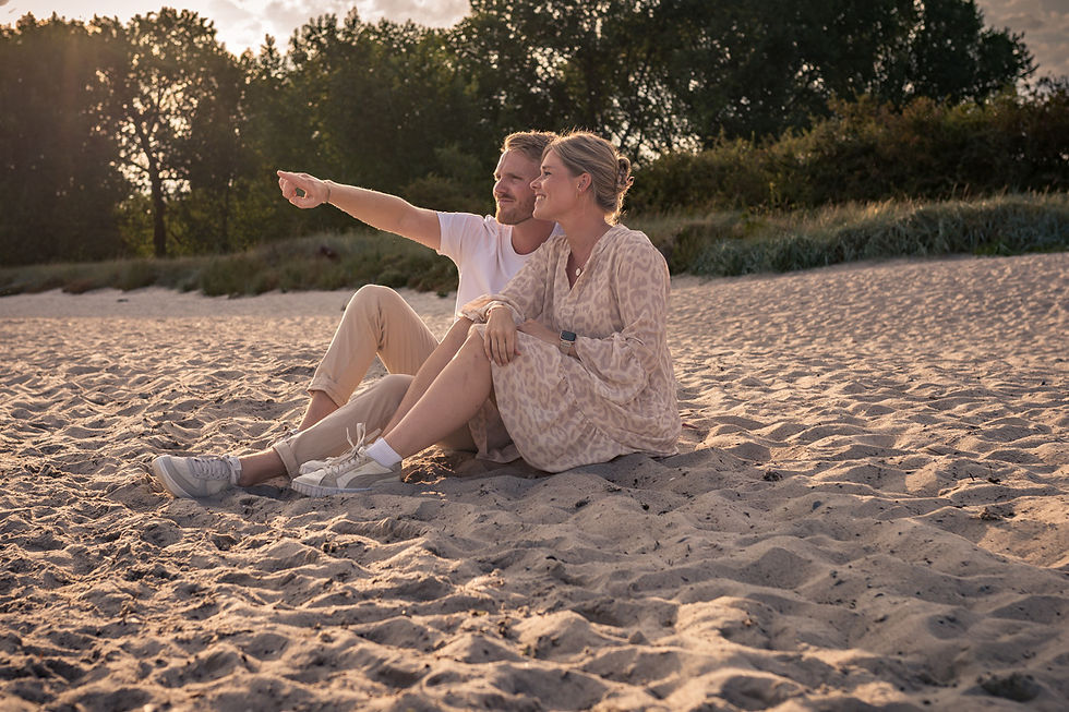 Authentische Paarfotos beim Engagement-Shooting in NRW – verliebtes Paar im Sonnenuntergang am Rhein