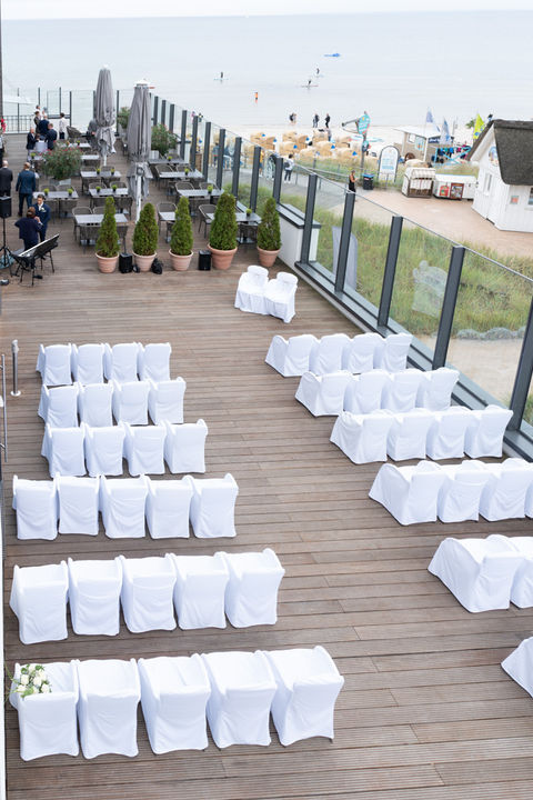 Stühle für freie Trauung im Bayside Hotel Scharbeutz mit Ostseeblick