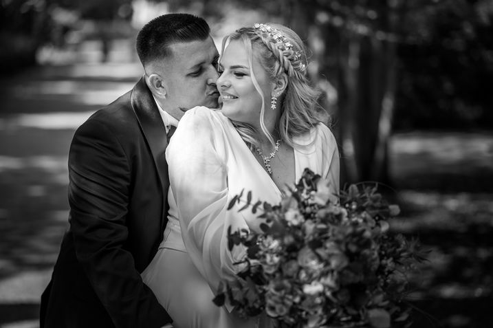 Braut und Bräutigam in engem Moment, natürliche Hochzeitsfotos in NRW