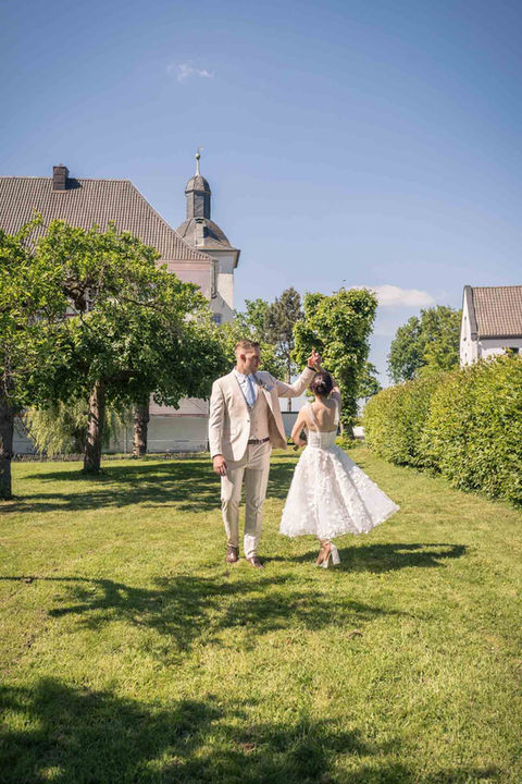 Nikola & Maverick tanzen im Garten Haus Neersdonk – Hochzeit NRW