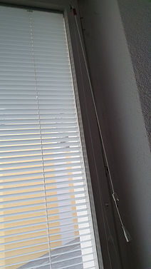 Jalousiestange am Fenster
