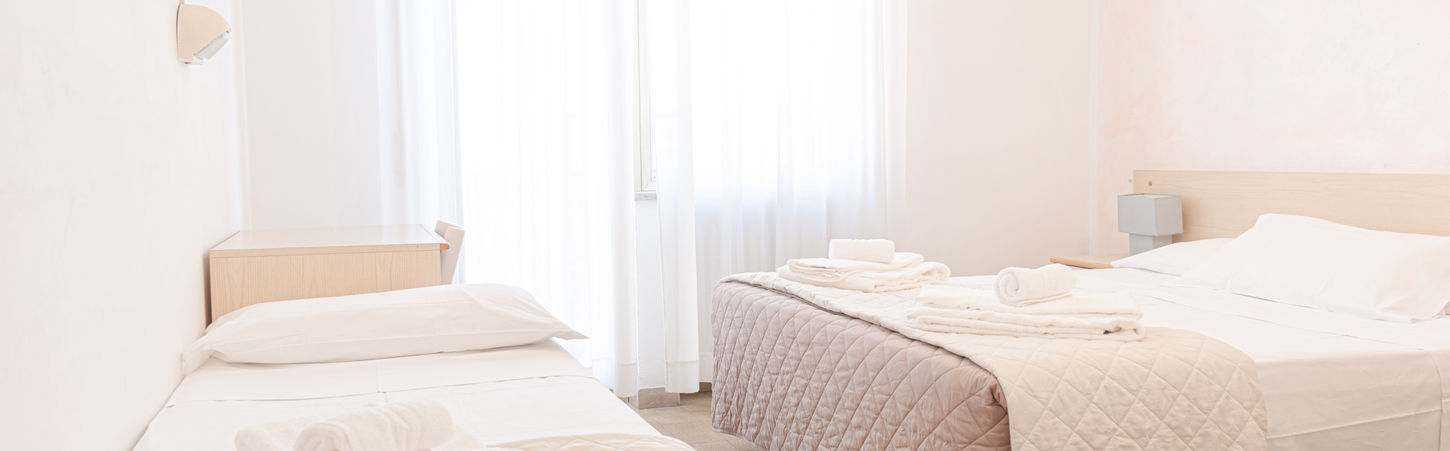 Camera Tripla Standard Albergo Hotel Ambassador Laigueglia Vista Mare Spiaggia6.jpg