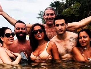 Anitta curte praia na Bahia e posa no mar com Pedro Almodóvar