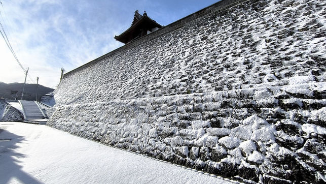 雪化粧された月桂寺の石垣
