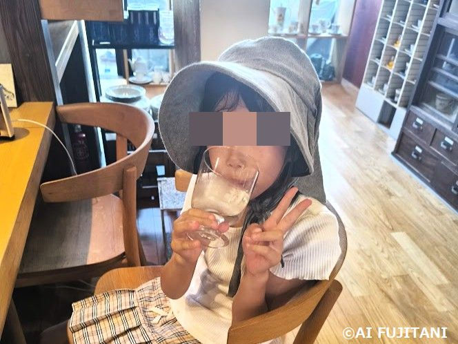 草むしりをする少女