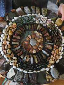 rundes Mosaik aus Natursteinen