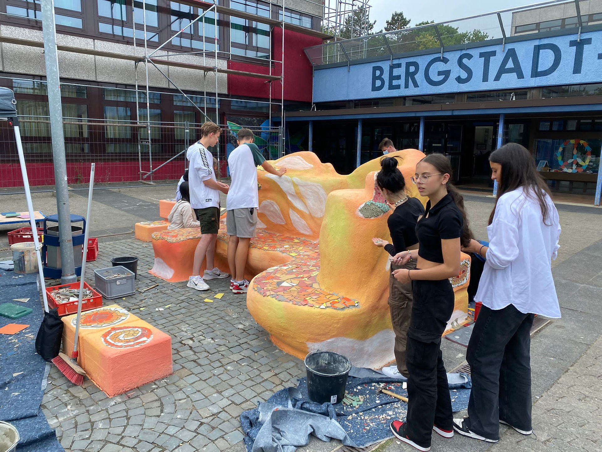 Robert Kaller | Sitzskulpturengruppe Bergstadt Gymnasium