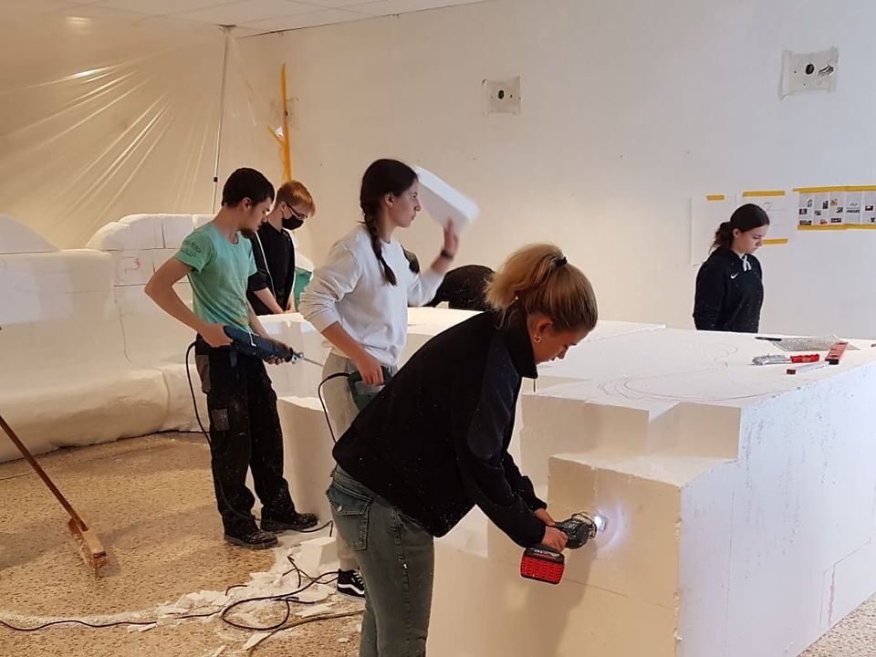 Robert Kaller | Sitzskulpturengruppe Bergstadt Gymnasium