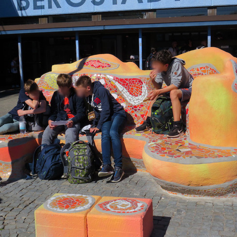 Robert Kaller | Sitzskulpturengruppe Bergstadt Gymnasium