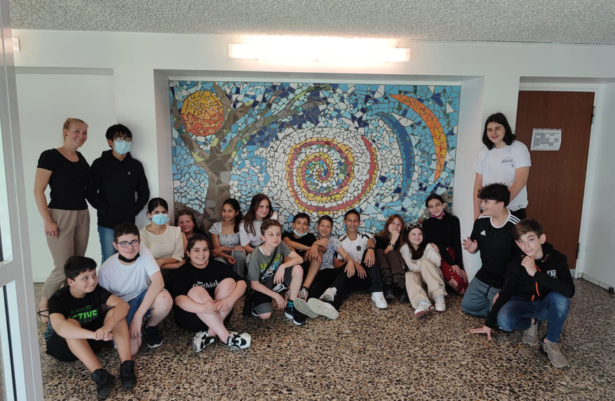 Im Rahmen des landesweiten Förderprogramms „Aufholen nach Corona“ führte Robert Kaller mit der 6. Klasse der Nelson-Mandela-Schule in Bochum unter der Leitung ihrer Klassenlehrerin ein ungewöhnliches Projekt durch:
In vorbildlicher gemeinschaftlicher Arbeit entstand ein Wandmosaik zum Thema „Innere Freiheit“.