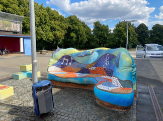 Robert Kaller | Sitzskulpturengruppe Bergstadt Gymnasium