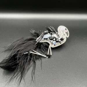 Ar rokām darināta piespraude "Melns flamingo ar spalvām"