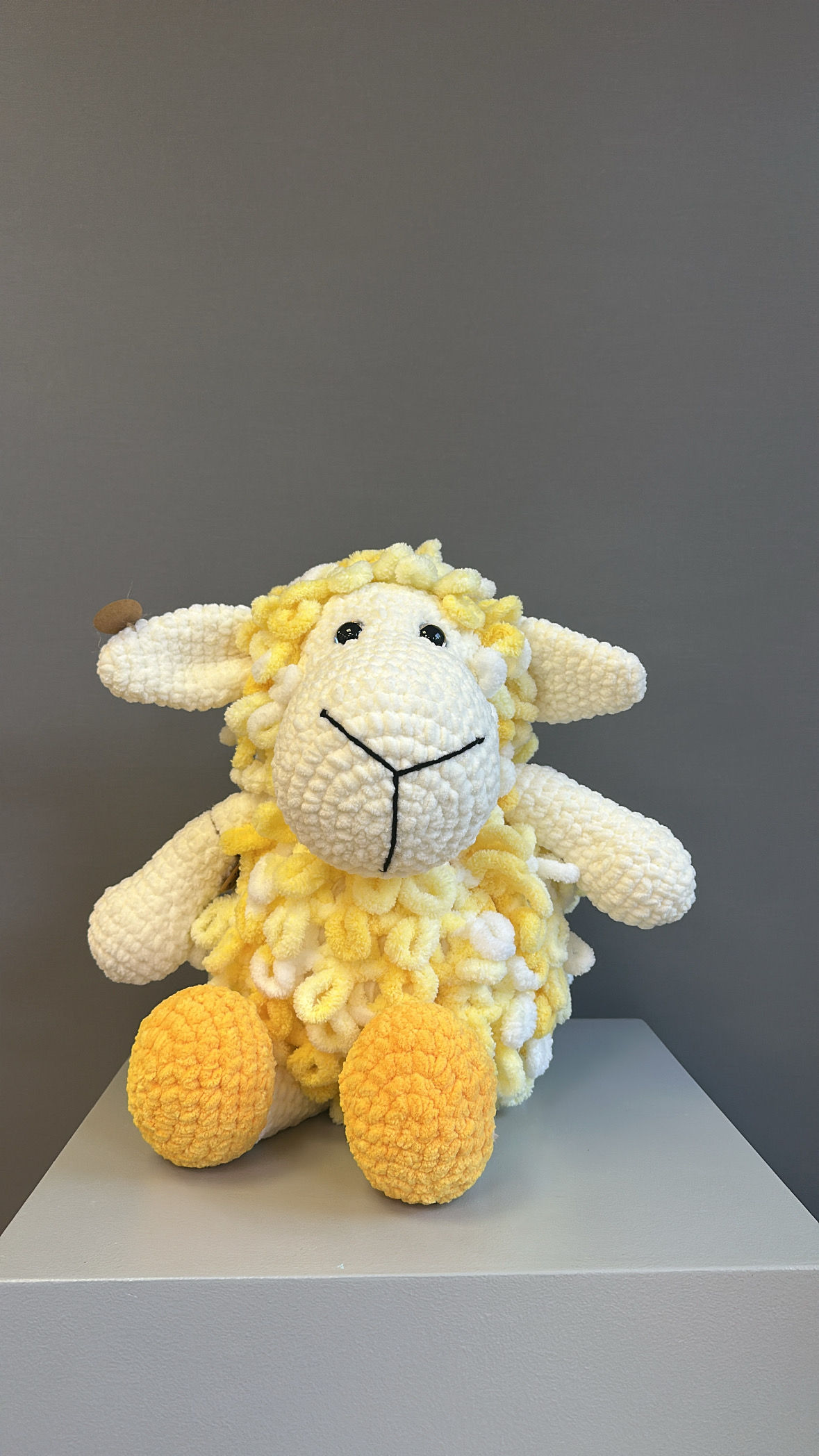 Ar rokām darināta rotaļlieta "Aitiņa dzeltena"