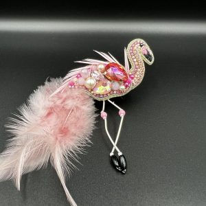 Ar rokām darināta piespraude "Rozā flamingo"