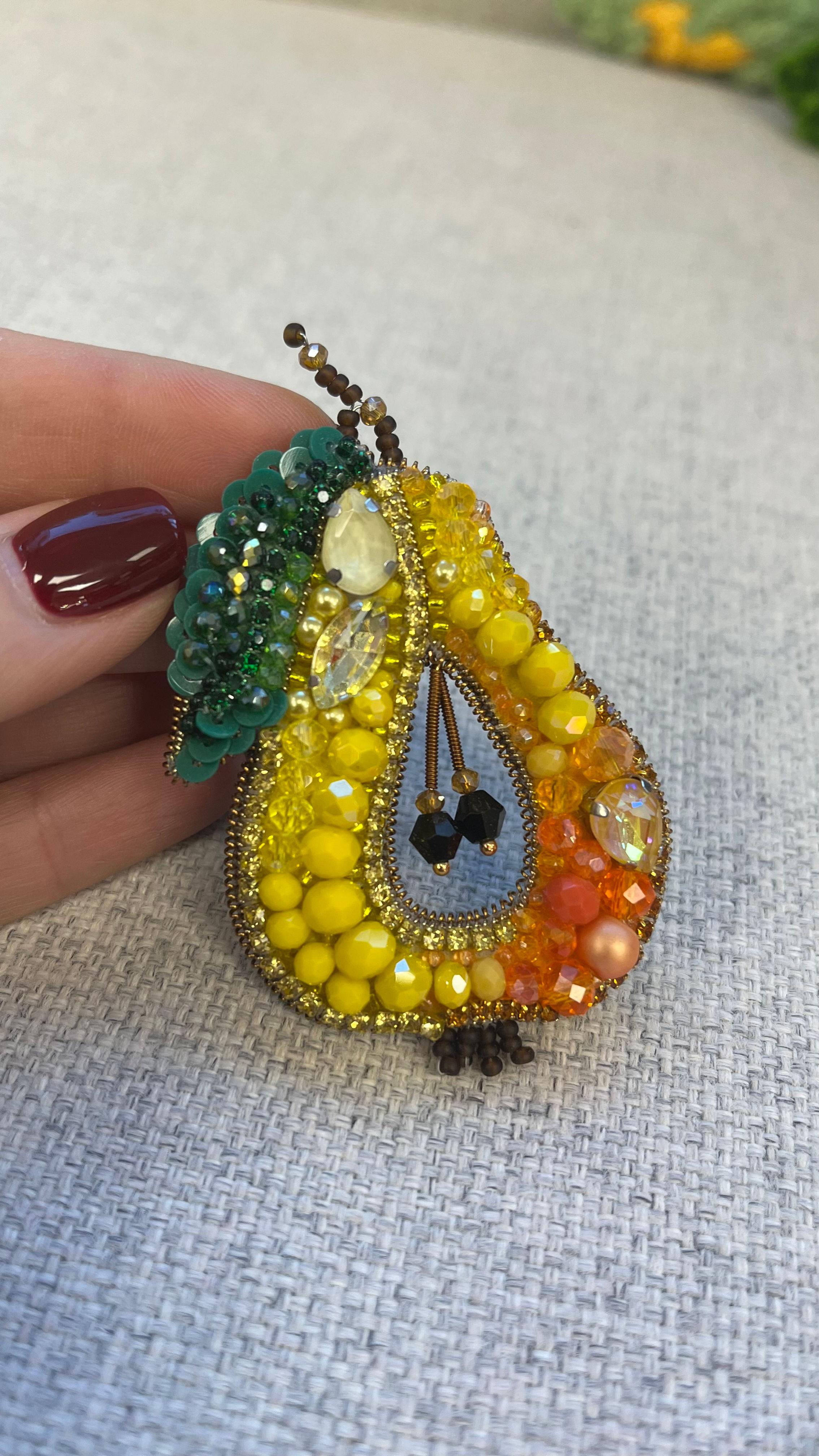 Ar rokām darināta piespraude "Bumbieris"