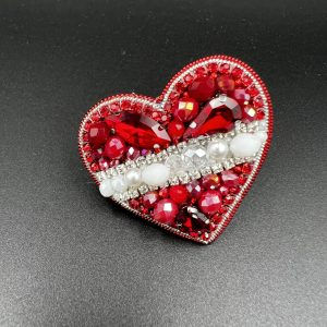 Ar rokām darināta piespraude "Sirds"