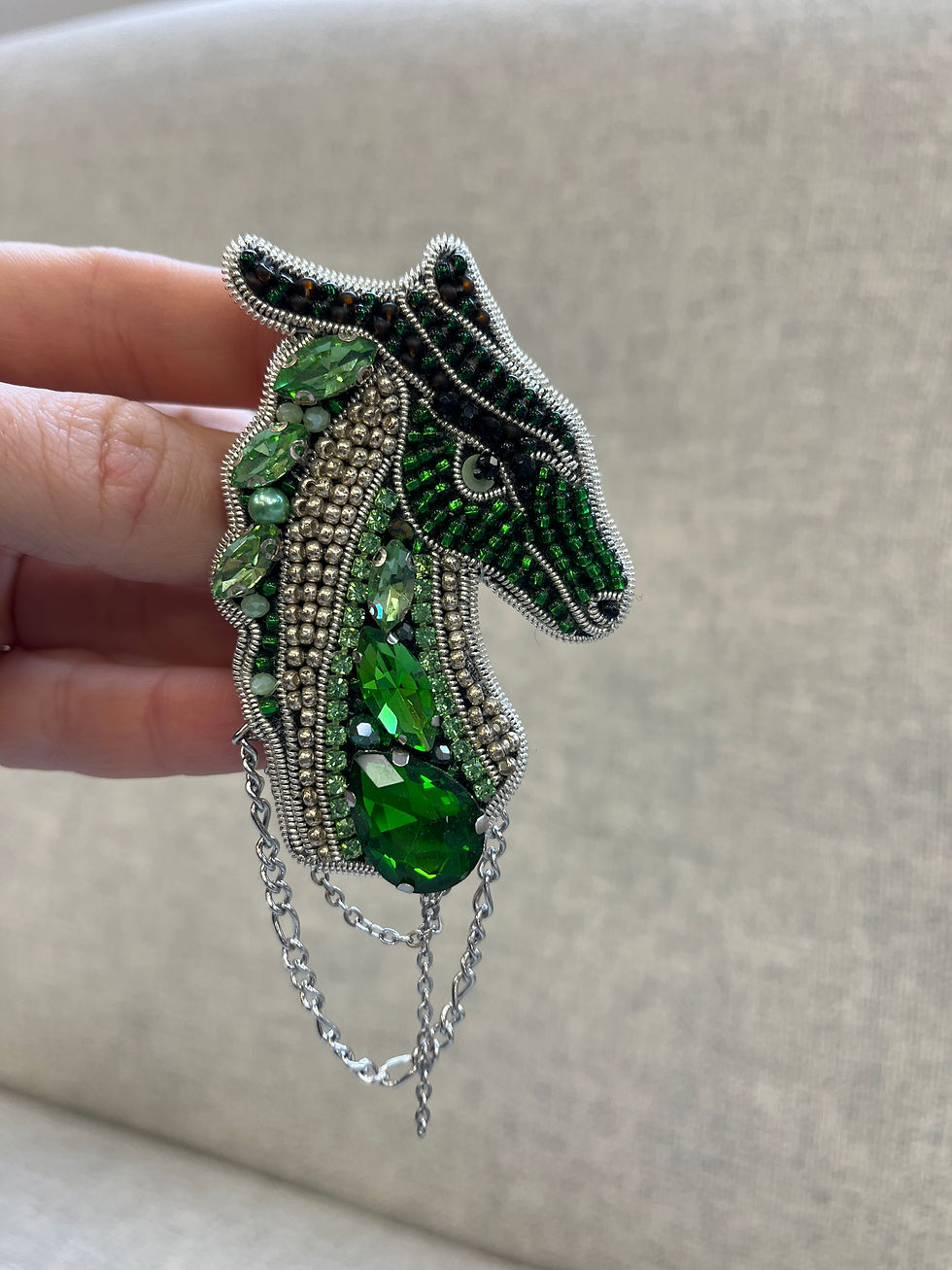 Ar rokām darināta piespraude "Zirgs"