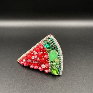 Ar rokām darināta piespraude "Arbūzs"