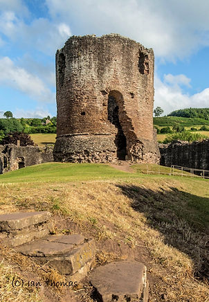 Skenfrith Castle centre by Ian.jpg