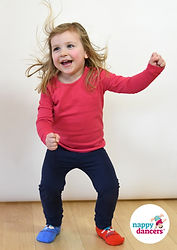 Kleinkind tanzt fröhlich im Nappydancers Kindertanzkurs im Familienhafen Witten