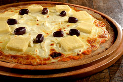 Pizza 3 queijos light na massa integral 