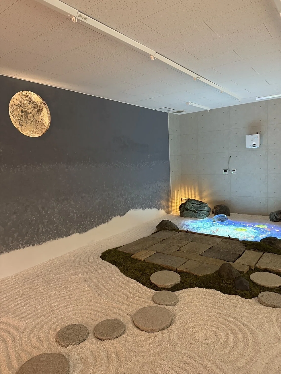 昼の光に浮かぶ、水と鯉のアート。