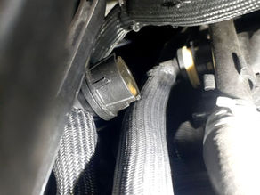 【メルセデスAMG GLA 45】室内がガソリン臭い！？見落とし厳禁の「ブリーザーホース」故障とオイルセパレーター交換の真相｜兵庫県尼崎市