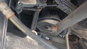 【BMW X5】リアの車高が下がる原因はエアサス故障?修理のポイントと重要チェックリスト