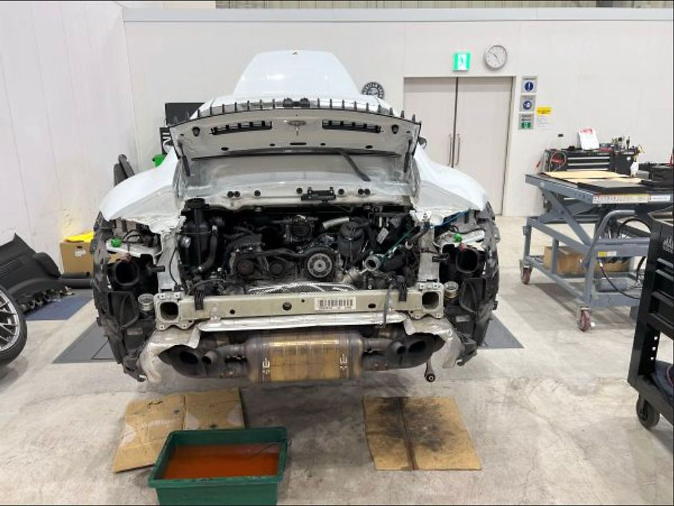 ポルシェ911のエンジンをおろす準備