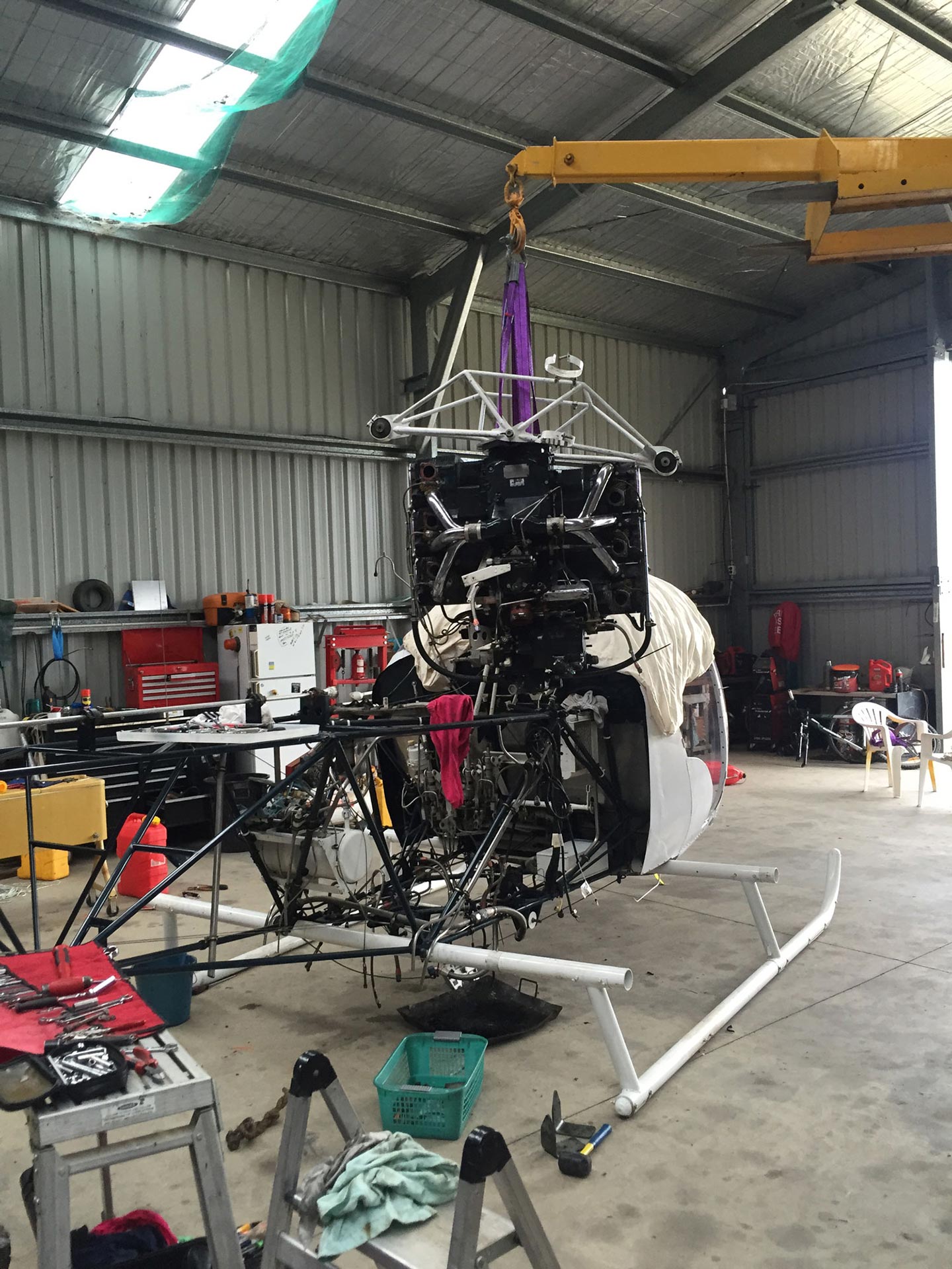 Helicopter_Bell_47_Engine_Change