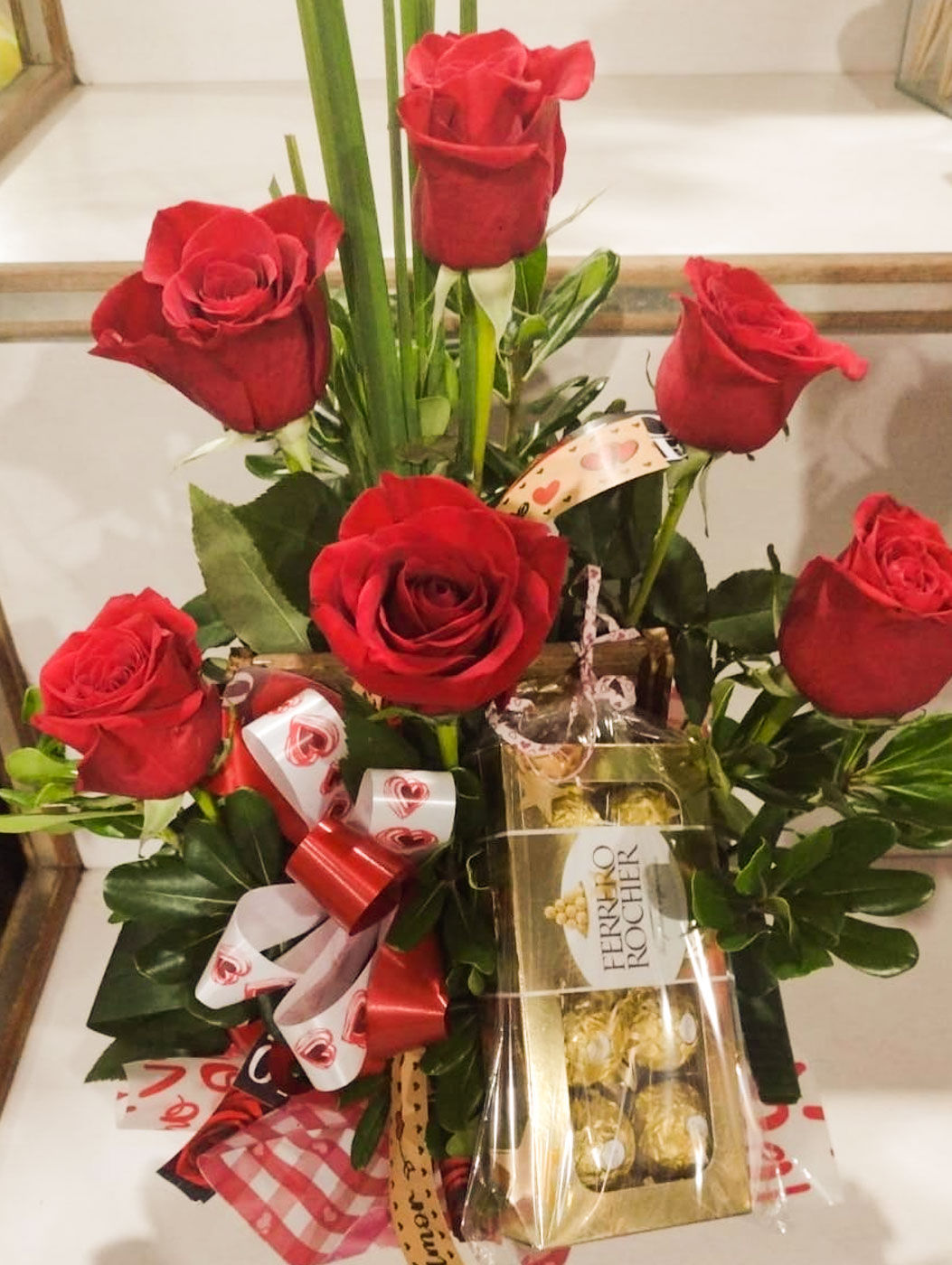 Arranjo de  6 rosas  importadas com chocolate