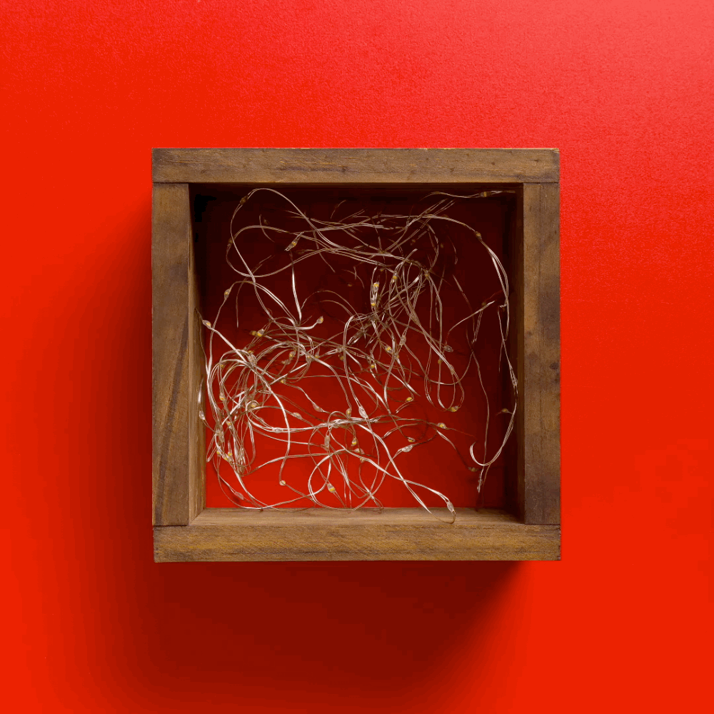 gif animado de nicho com luzes acendendo e apagando em fundo vermelho