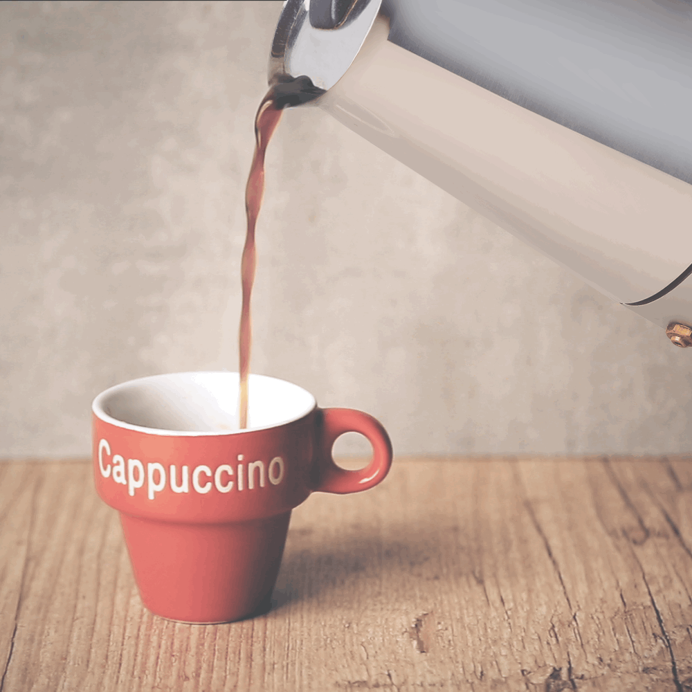 cinemagraph de uma cafeteira italiana servindo café em uma xícara vermelha