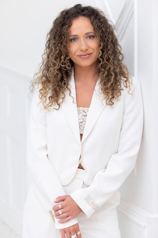 Image professionnelle de courtier immobilier en studio