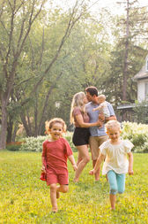 Photo de famille en studio à Québec, ambiance naturelle et lumineuse