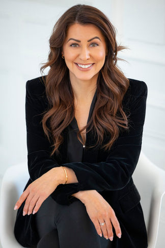 Image professionnelle de courtier immobilier en studio