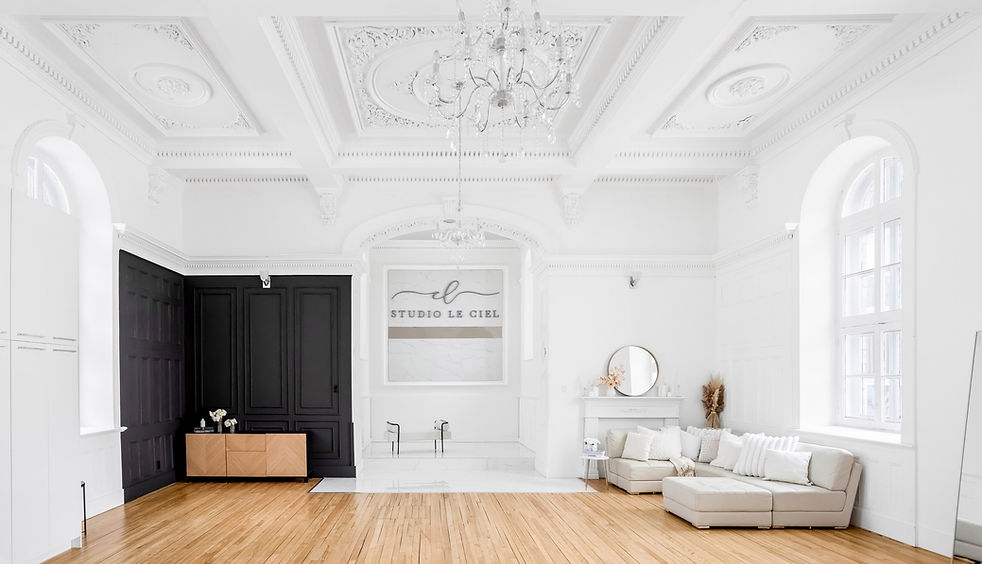 Studio photo professionnel lumineux à Québec, espace élégant et épuré de Studio le CieL, conçu pour les portraits corporatifs et les séances photo professionnelles.