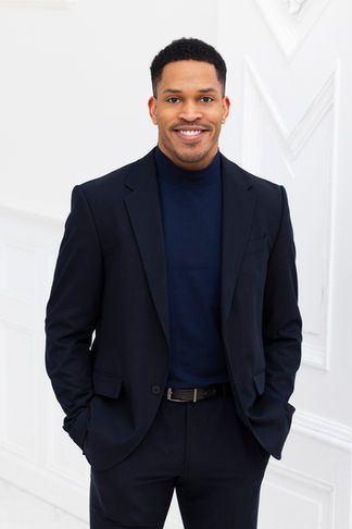 Portrait de courtier immobilier professionnel en studio à Québec