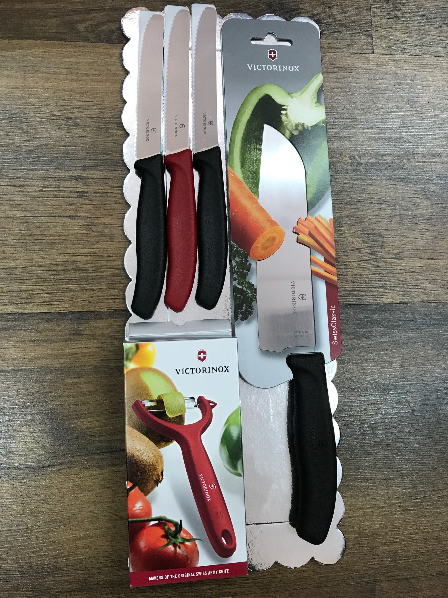 סט סכין שף סנטוקו שחור אדום מתנה לחג | Victorinox