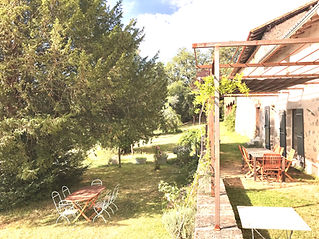 Pergola vue sur jardin et terrasse 2023 été.jpg