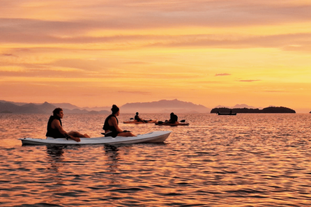 Remada ao nascer do sol em Paraty, experiência tranquila na baía